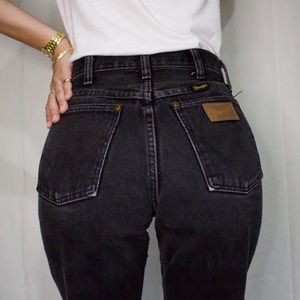VINTAGE WRANGLER BLACK DISTRESSED DENIM SHORTS